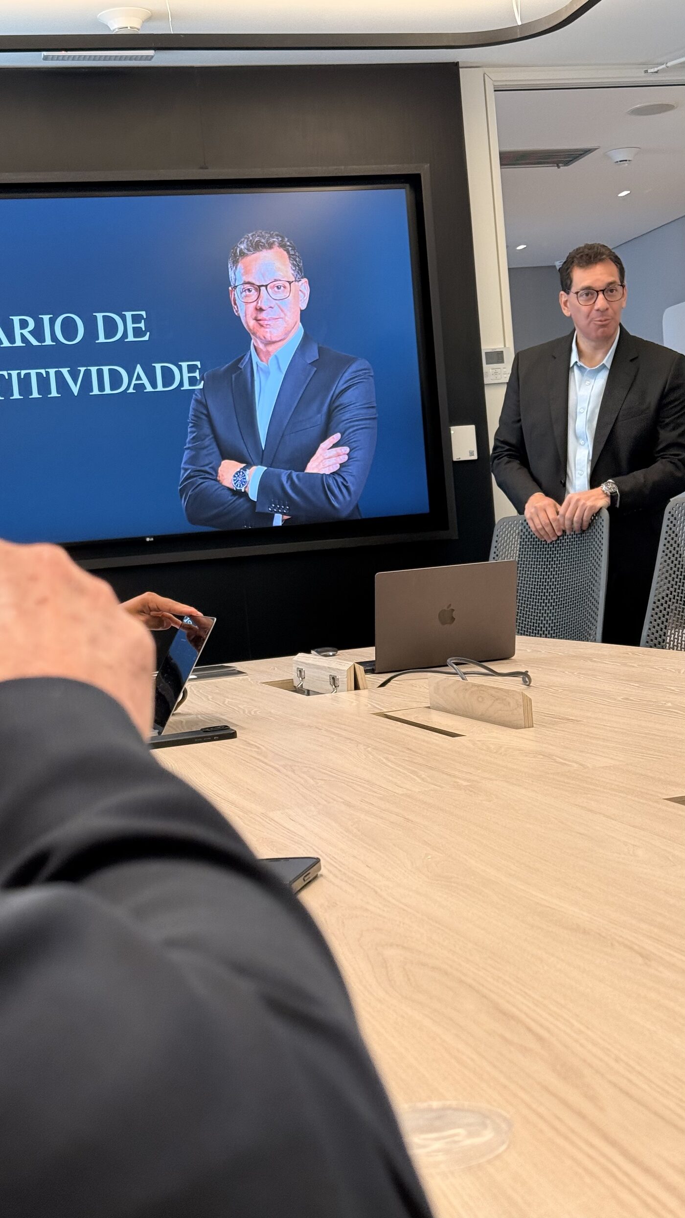 Júlio Damião em reunião estratégica na sala de conselho SM Partner