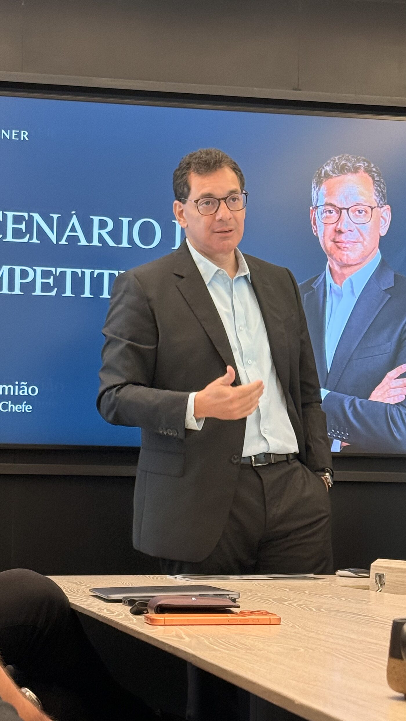 Júlio Damião apresentando Cenário de Competitividade no Ecossistema SM Partner